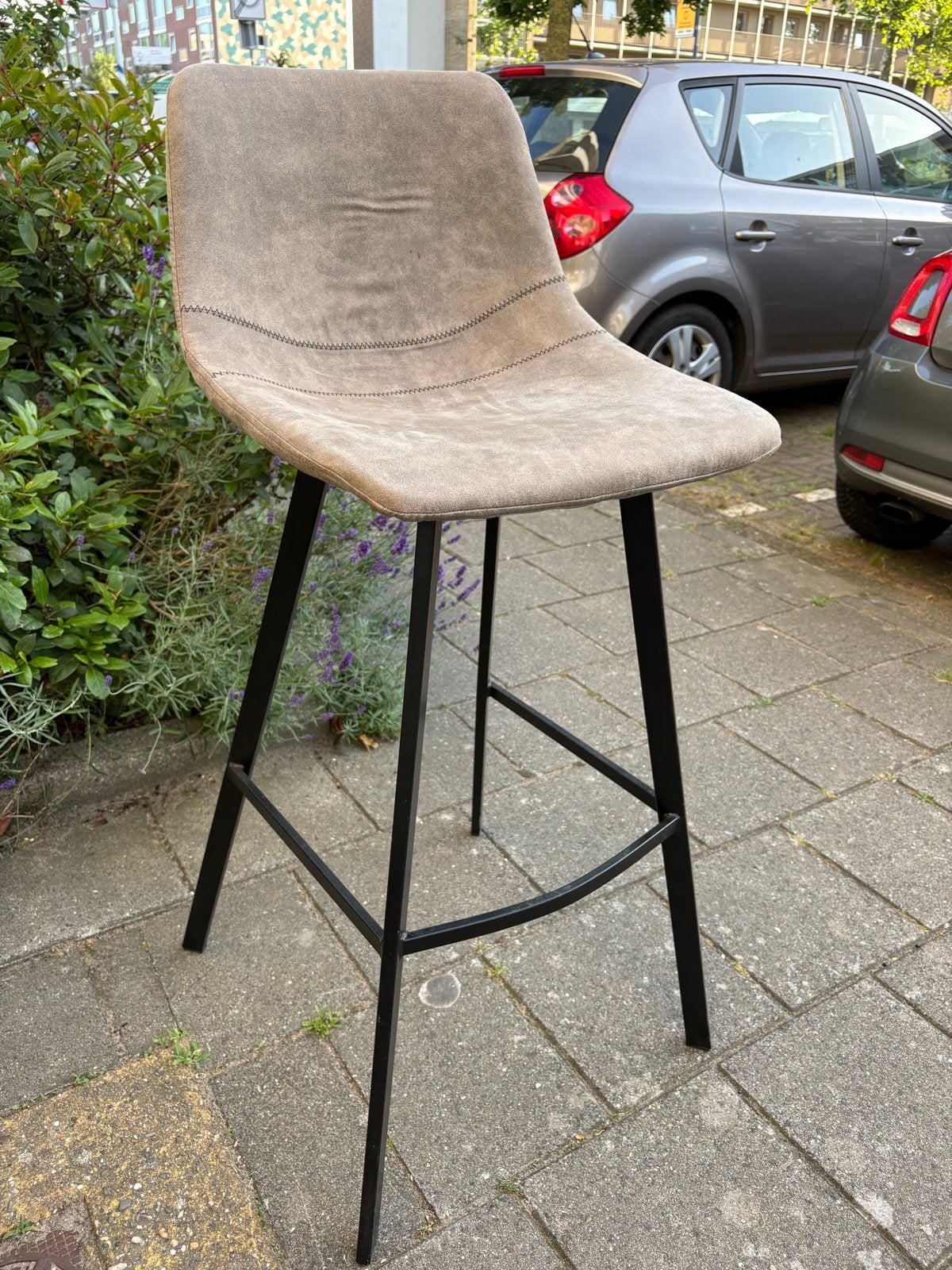 Moderne barkruk met rugleuning - Zo goed als nieuw, Ophalen, Met voetsteun, Zo goed als nieuw, Metaal