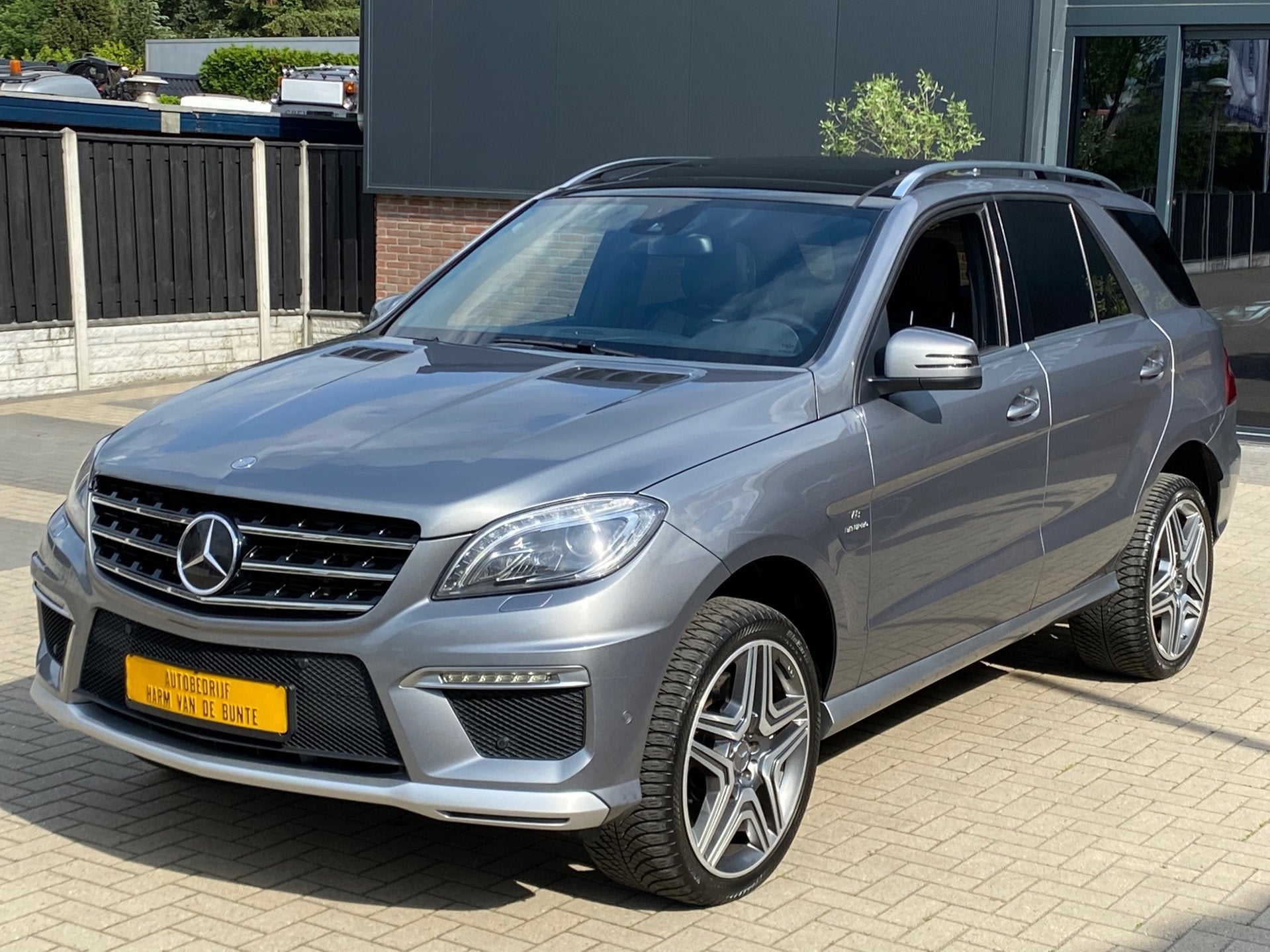 Mercedes-Benz M-klasse ML 63 AMG 525 PK NIEUWSTAAT PANO MEMO, Auto's, Mercedes-Benz, Automaat, 5461 cc, 2245 kg, Bedrijf