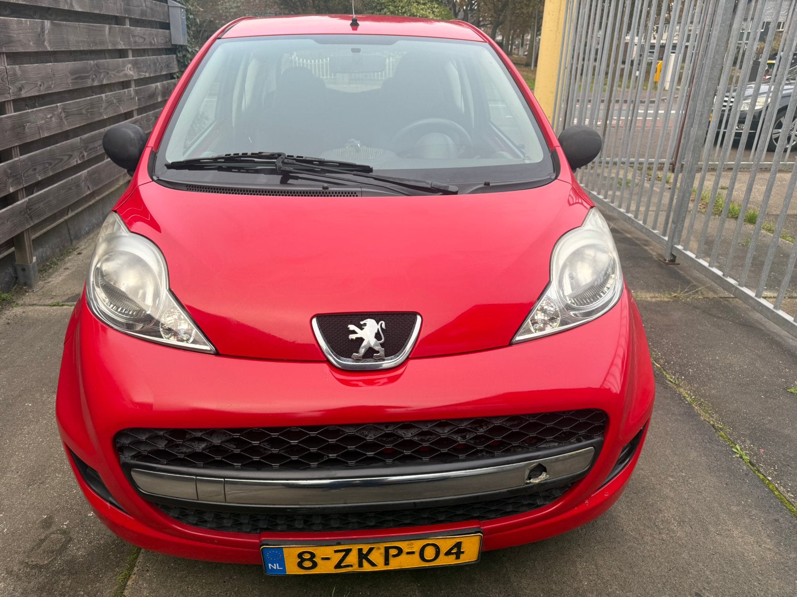 Peugeot 107 1.0 12V 3DR 2009 Rood, Auto's, Voorwielaandrijving, 4 stoelen, 68 pk, Bedrijf