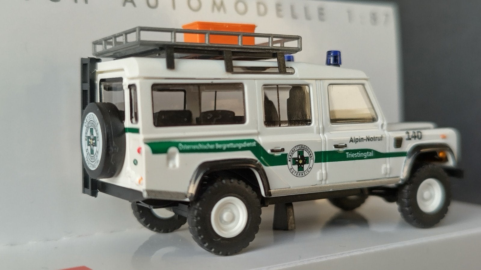 Land Rover Defender Alpin Notruf 1:87 Busch Pol, Overige merken, Auto, Verzenden, .