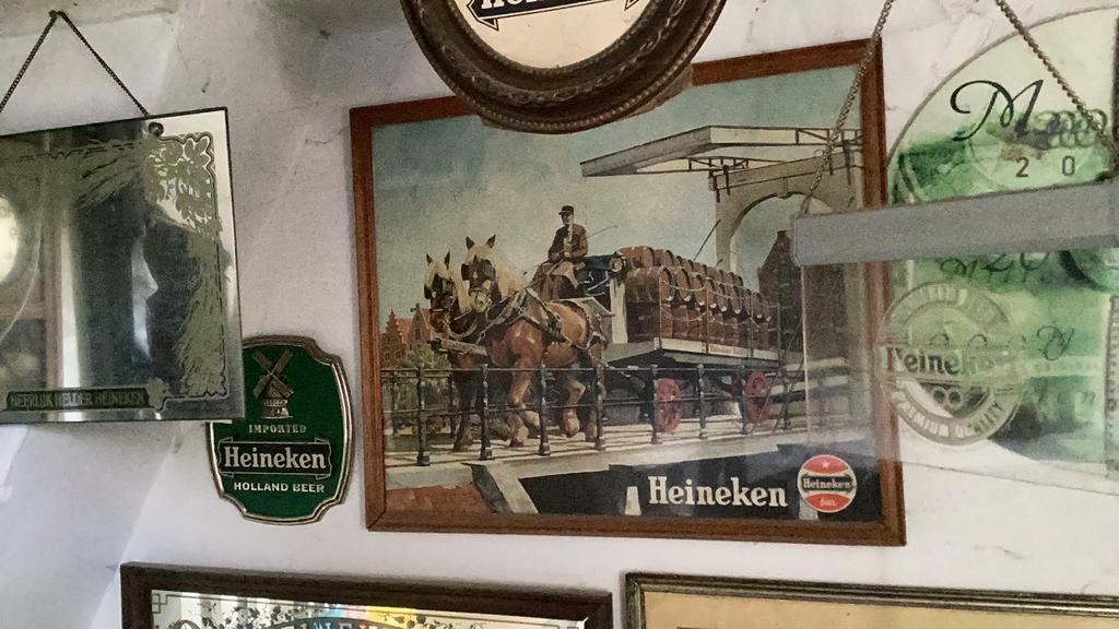 Heineken poster in lijst, Verzamelen, Ophalen of Verzenden, Gebruikt, Reclamebord, Plaat of Schild, Heineken