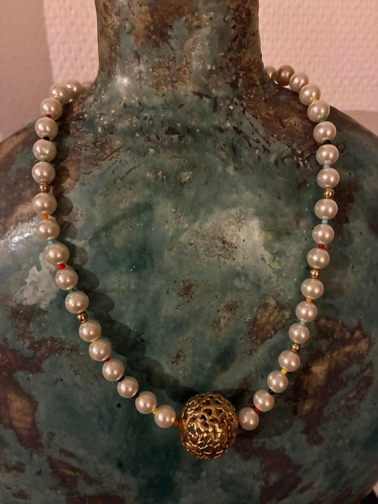 EM HISTORY BEADS korte ketting met vintage parels  en goud, Nieuw, Ophalen of Verzenden, Goud, Overige materialen