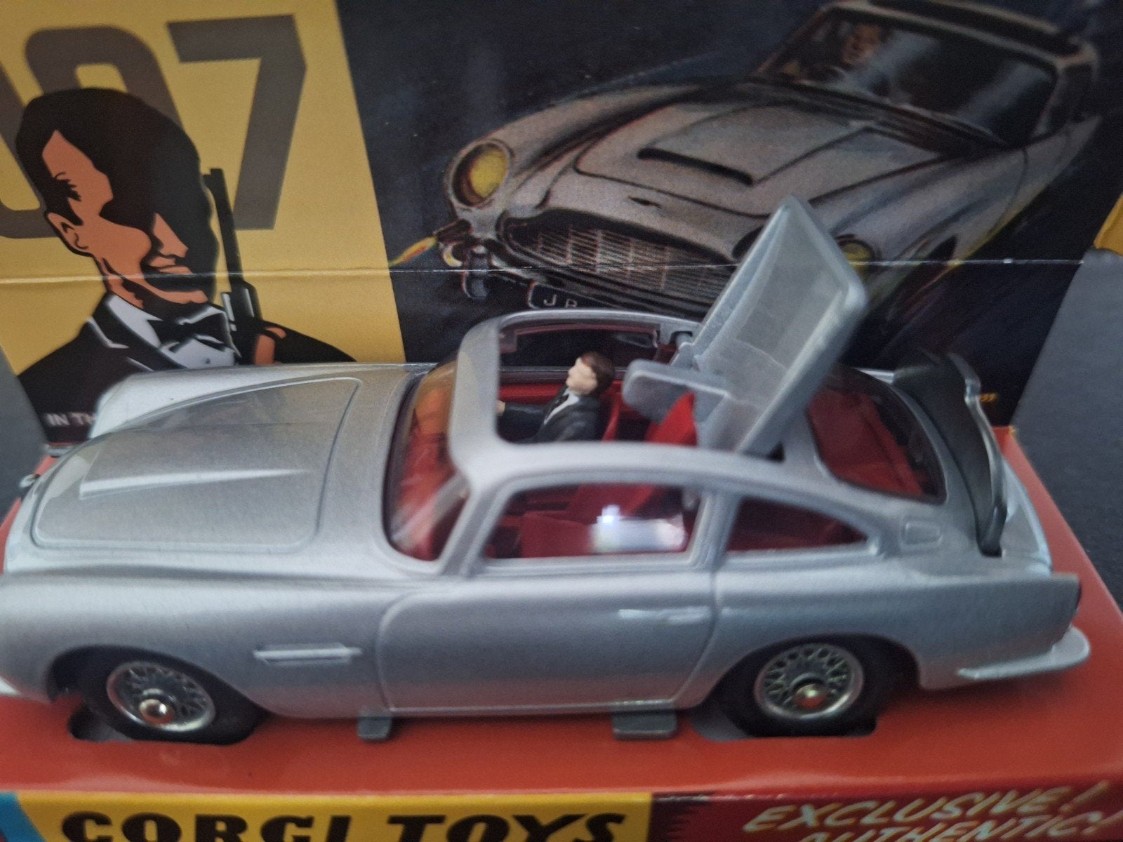Aston Martin DB5 + James Bond Schaal 1:43, Corgi, Auto, Corgi, Nieuw