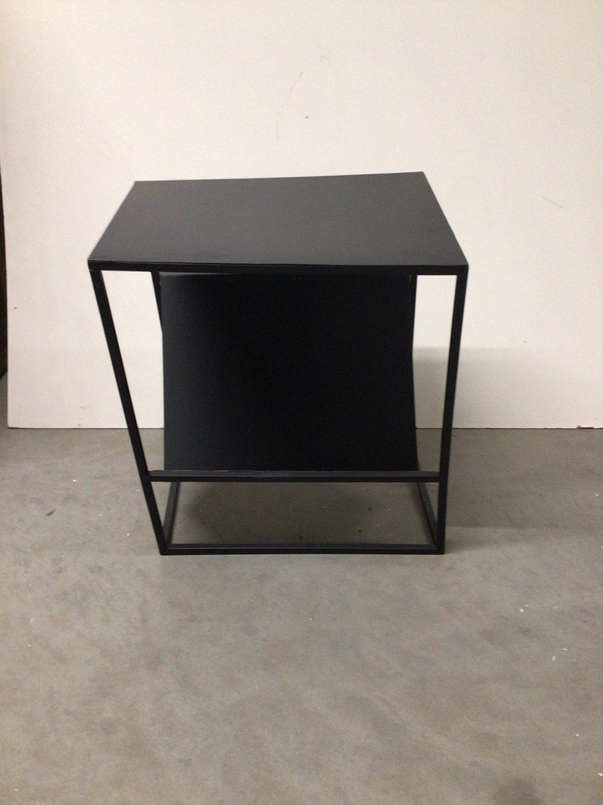 Zwart metalen bijzettafel met opbergvak, Minder dan 55 cm, Metaal of Aluminium, Rechthoekig, Ophalen