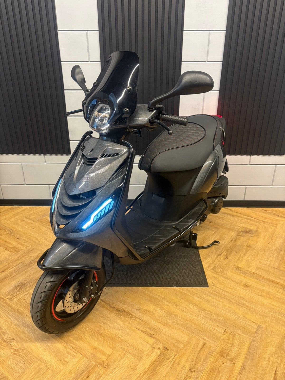 PIAGGIO ZIP 4T 3V BROM 2022 FULL OPTION PSYCHEDELIC BLACK, Fietsen en Brommers, Scooters | Piaggio, Maximaal 45 km/u, Zip, Ophalen of Verzenden