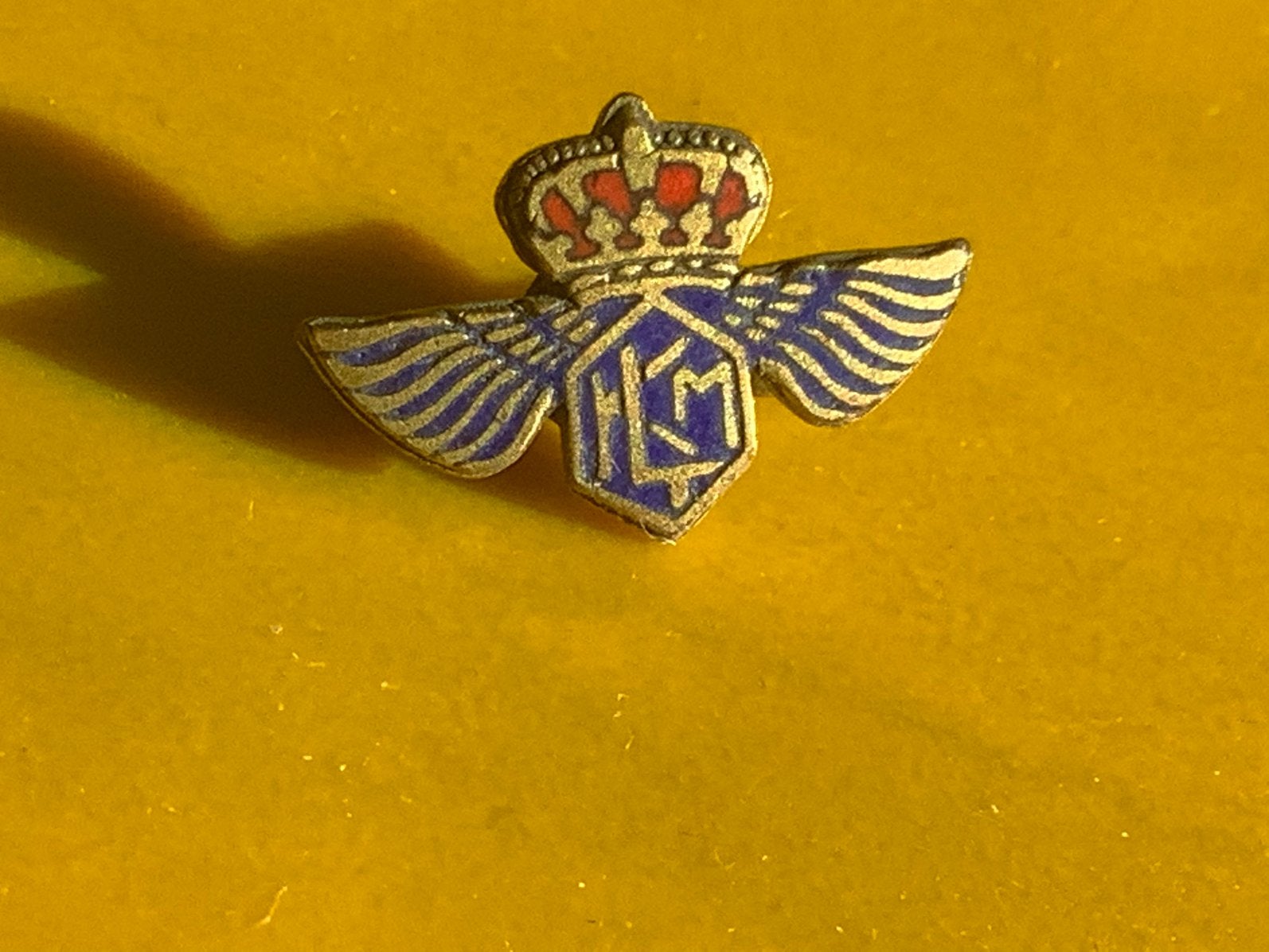 Emaille speldje broche KLM oude logo vliegtuigmaatschappij, Verzamelen, Ophalen of Verzenden, Gebruikt, Transport, Speldje of Pin