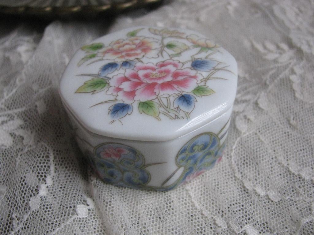 Oud Sieraden Doosje / Deksel Doosje met Bloemen 4.5 x 3 cm, Antiek en Kunst, Verzenden