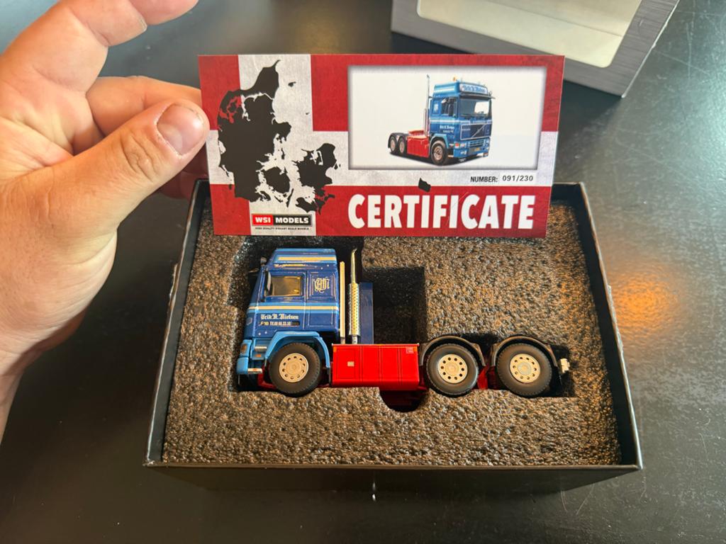 WSI Volvo F16 Erik H Nielsen, Hobby en Vrije tijd, Modelauto's | 1:50, Ophalen of Verzenden, Zo goed als nieuw, Bus of Vrachtwagen
