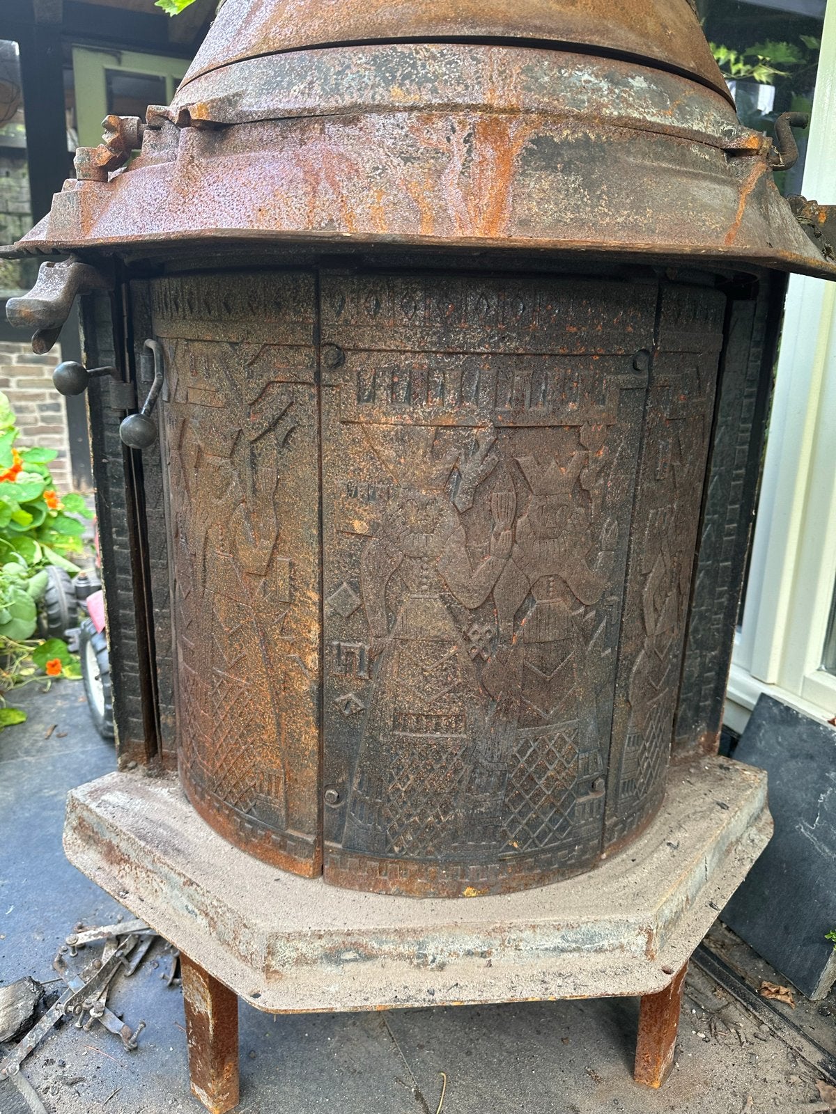 Antieke gietijzeren houtkachel met reliëf, Ophalen, Gebruikt, Vrijstaande haard, Houthaard