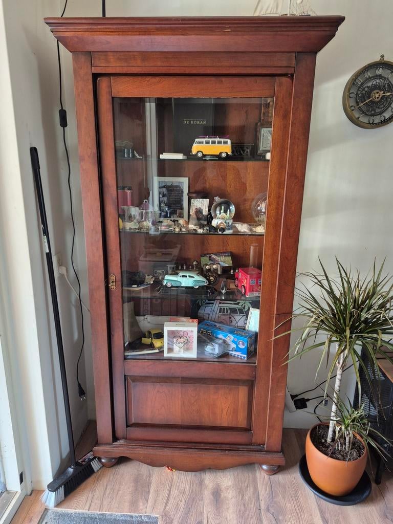 Houten vitrinekast met glazen deur, Ophalen, Glas, Klassiek, 50 tot 100 cm