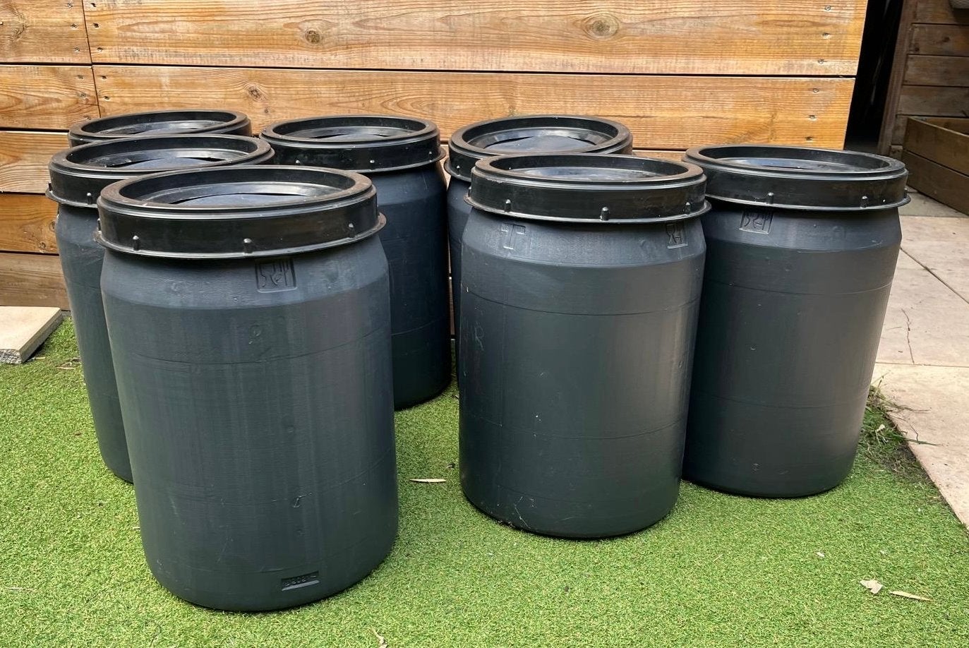 Set van 7 zwarte plastic vaten met deksels, Ophalen, Gebruikt