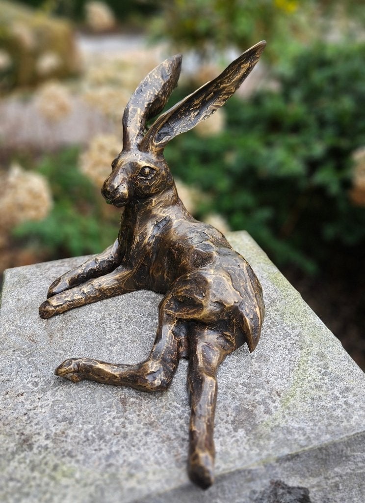 LIGGENDE HAAS/ BRONZEN TUINBEELDEN / HAAS / brons, Nieuw, Info@huisentuindecoratiemarie.nl, Huis en tuin decoratie marie, Dierenbeeld