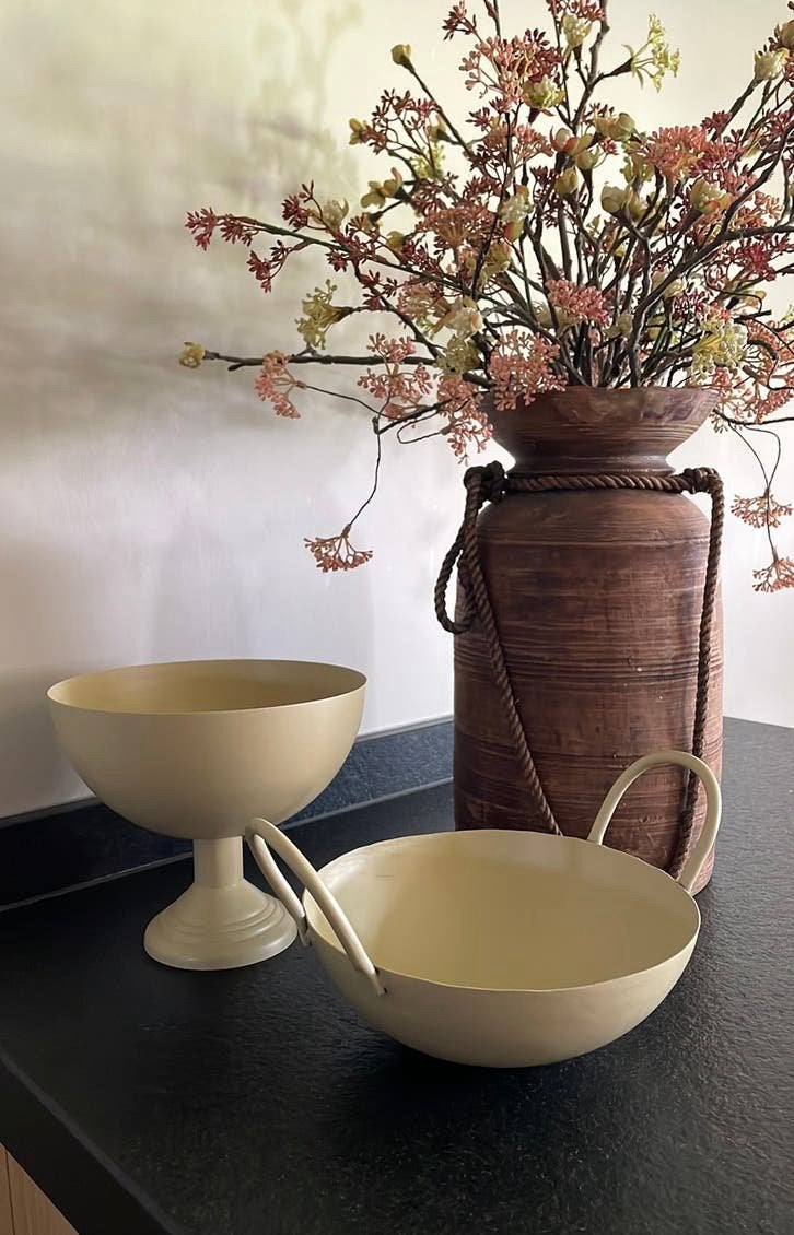 Metalen bowl, metalen vaas, schaal op poot, kleur beige, Ophalen of Verzenden, Zo goed als nieuw, Rond, Overige materialen
