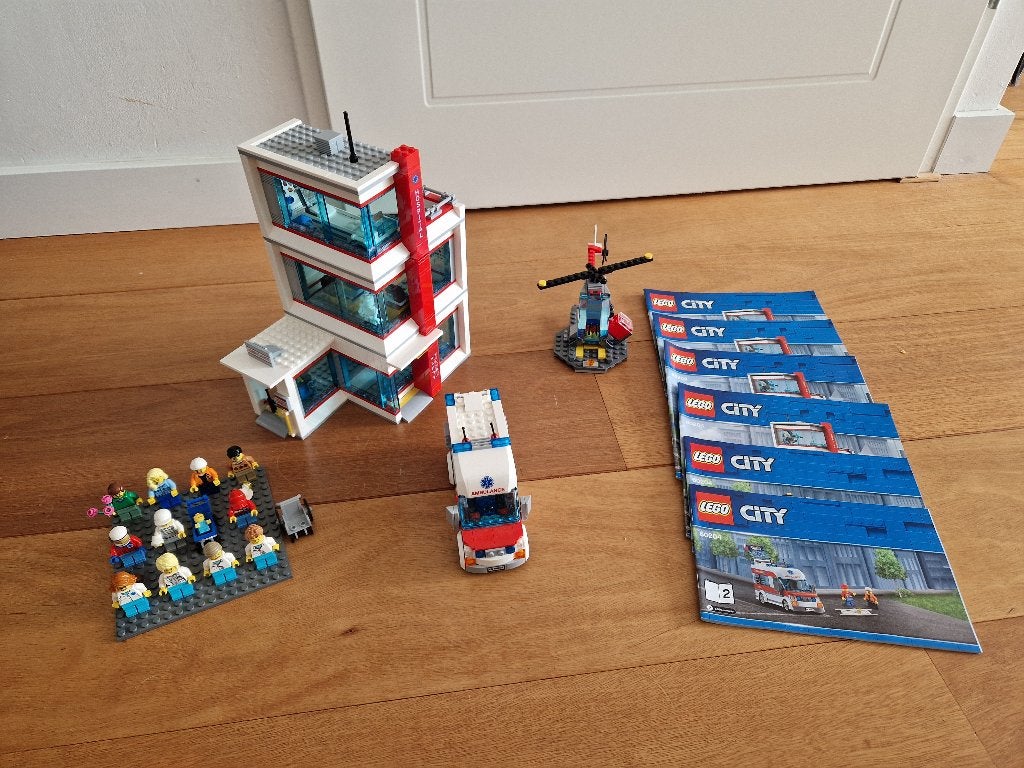 Lego City Ziekenhuis 60204 met ambulance en helikopter, City, Lego, Ophalen of Verzenden, Zo goed als nieuw