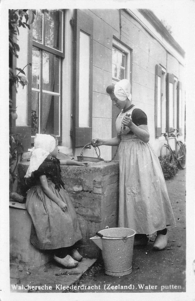 757 Walcheren  Klederdracht - Water putten  1946, Verzamelen, Ansichtkaarten | Nederland, Ophalen of Verzenden, 1940 tot 1960