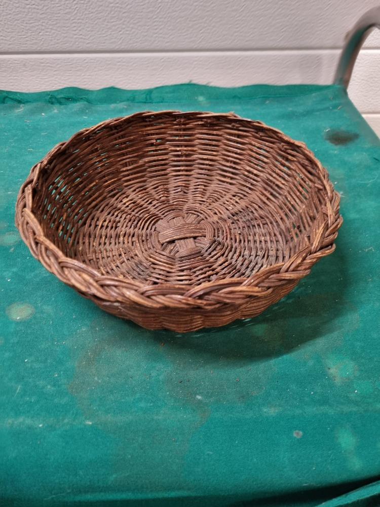 mand donker riet rond, Huis en Inrichting, Woonaccessoires | Schalen en Manden, Ophalen of Verzenden, 'T Olde Gre-j, Info@toldegrej.nl