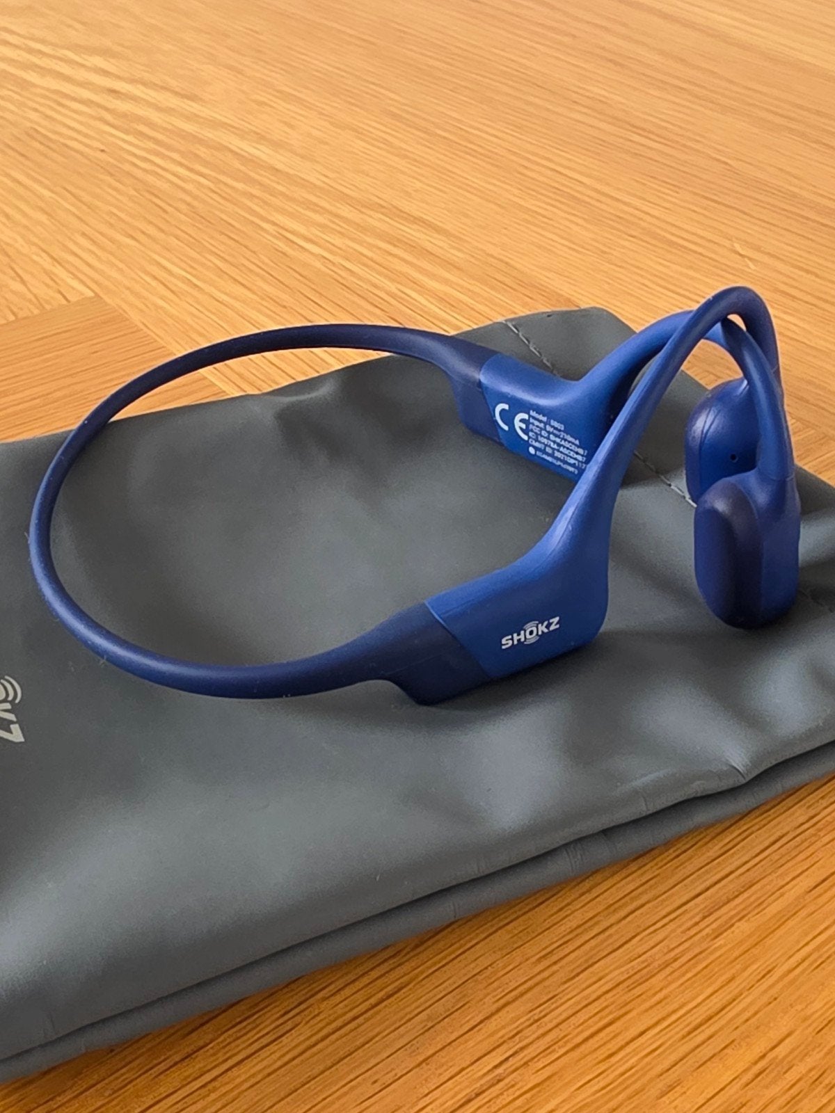 Shokz OpenRun Mini (Blauw) met oplader, Bone conduction, Ophalen of Verzenden, Zo goed als nieuw, Draadloos