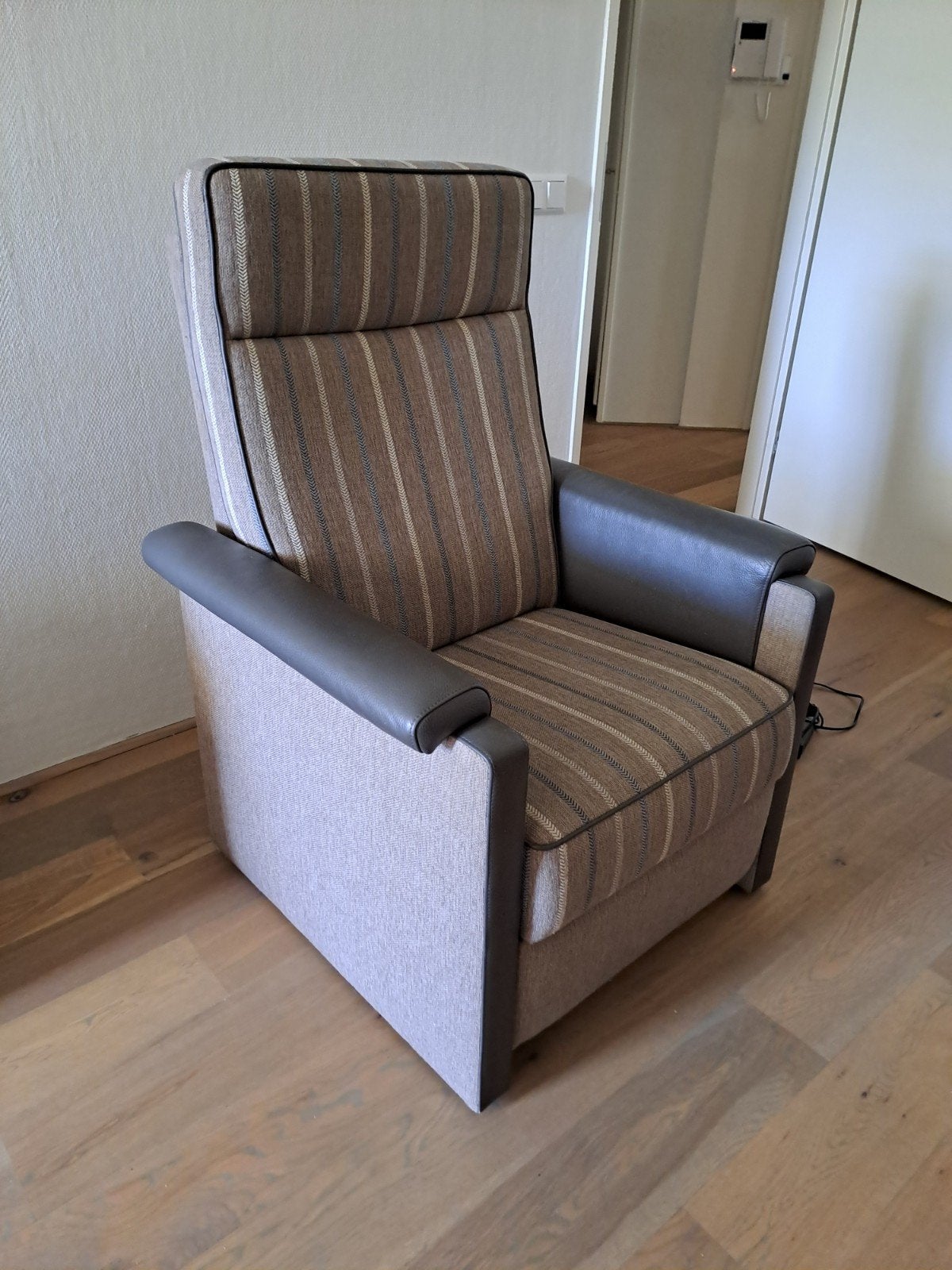 Comfortabele relaxfauteuil met elektrische verstelling, Ophalen, Modern, Comfortabel, Relax, 75 tot 100 cm, Zo goed als nieuw