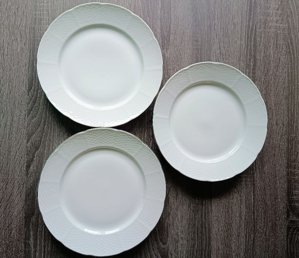 3 witte borden, dinerborden, wit met zilver randje. Thun, Gebruikt, Ophalen of Verzenden, Bord(en), Overige stijlen