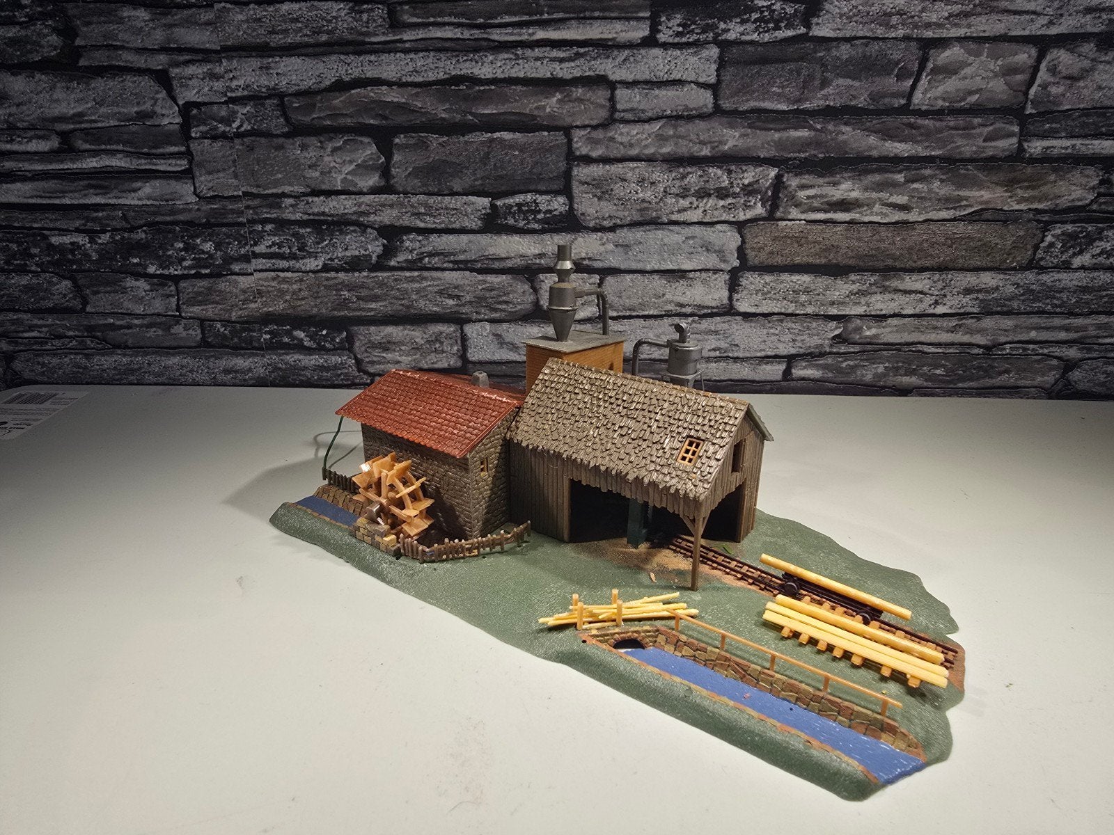 houtzagerij met waterrad N spoor trein 1:160, Overige merken, Gebruikt, Gelijkstroom of Wisselstroom, Brug, Tunnel of Gebouw