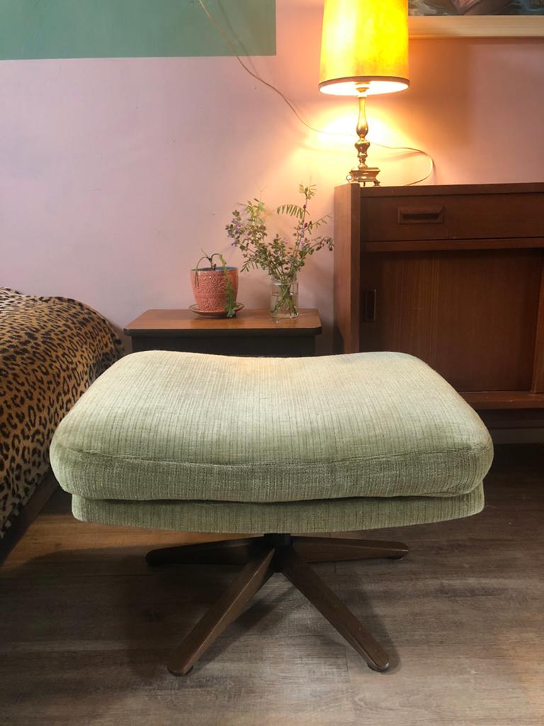 Grote vintage voetenbank, velours, groen, hout, retro, Minder dan 50 cm, Gebruikt, 50 tot 75 cm, Ophalen of Verzenden
