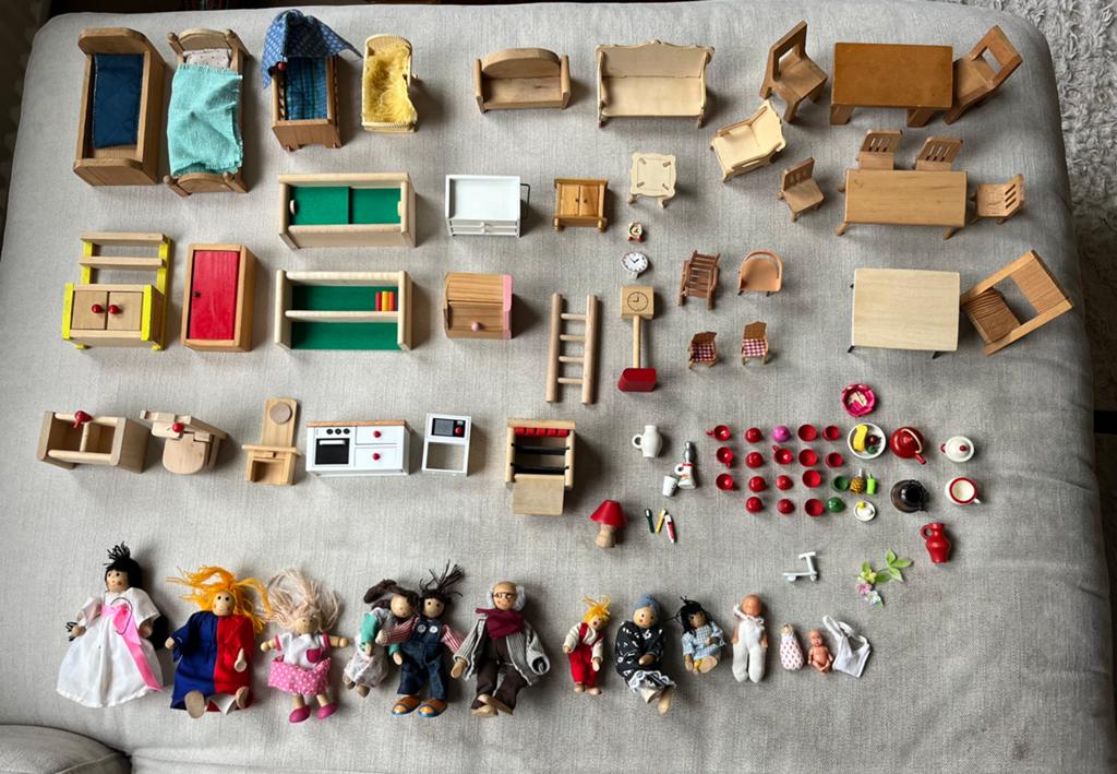 Inhoud poppenhuis (o.a. meubels en poppen), Kinderen en Baby's, Speelgoed | Poppenhuizen, Ophalen of Verzenden, Gebruikt, Toebehoren