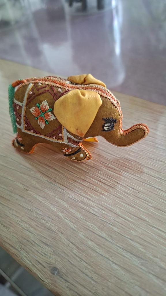 Indiase Rajasthani-olifant geborduurde stof, Antiek en Kunst, Antiek | Porselein, Ophalen of Verzenden