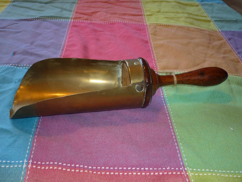 Koperen of Messing kruideniersschep met een houten handvat, Antiek en Kunst, Antiek | Koper en Brons, Ophalen of Verzenden, Koper