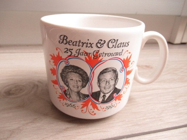 Beker Beatrix & Claus 25 jaar getrouwd, Ophalen of Verzenden, Gebruikt, Nederland, Servies