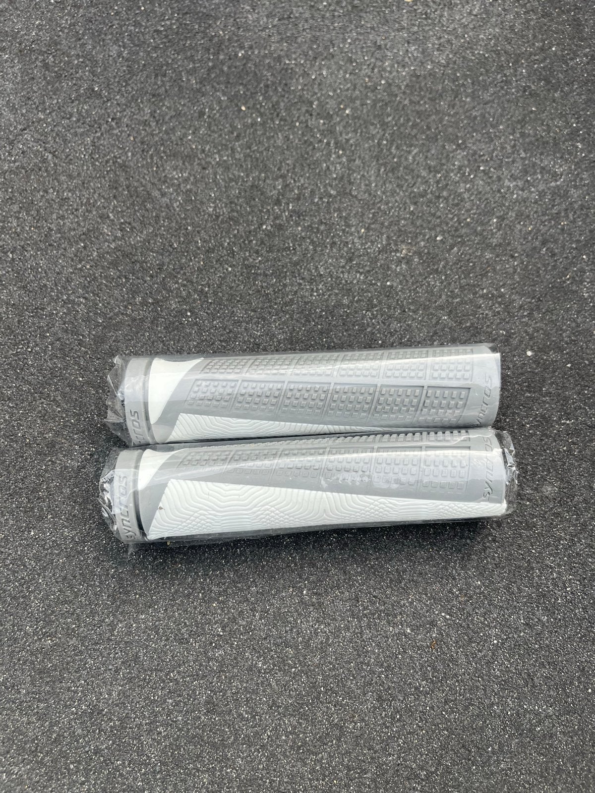 Nieuwe Syncros fiets handvatten - Grijs, Stuur, Nieuw, Ophalen of Verzenden, Mountainbike