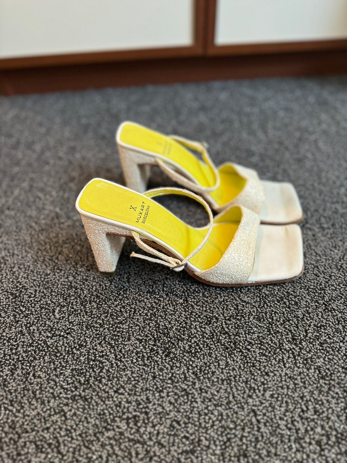 Witte parelmoer glitter sandalen van Muxart maat 36, Kleding | Dames, Schoenen, Wit, Zo goed als nieuw, Sandalen of Muiltjes, Ophalen of Verzenden