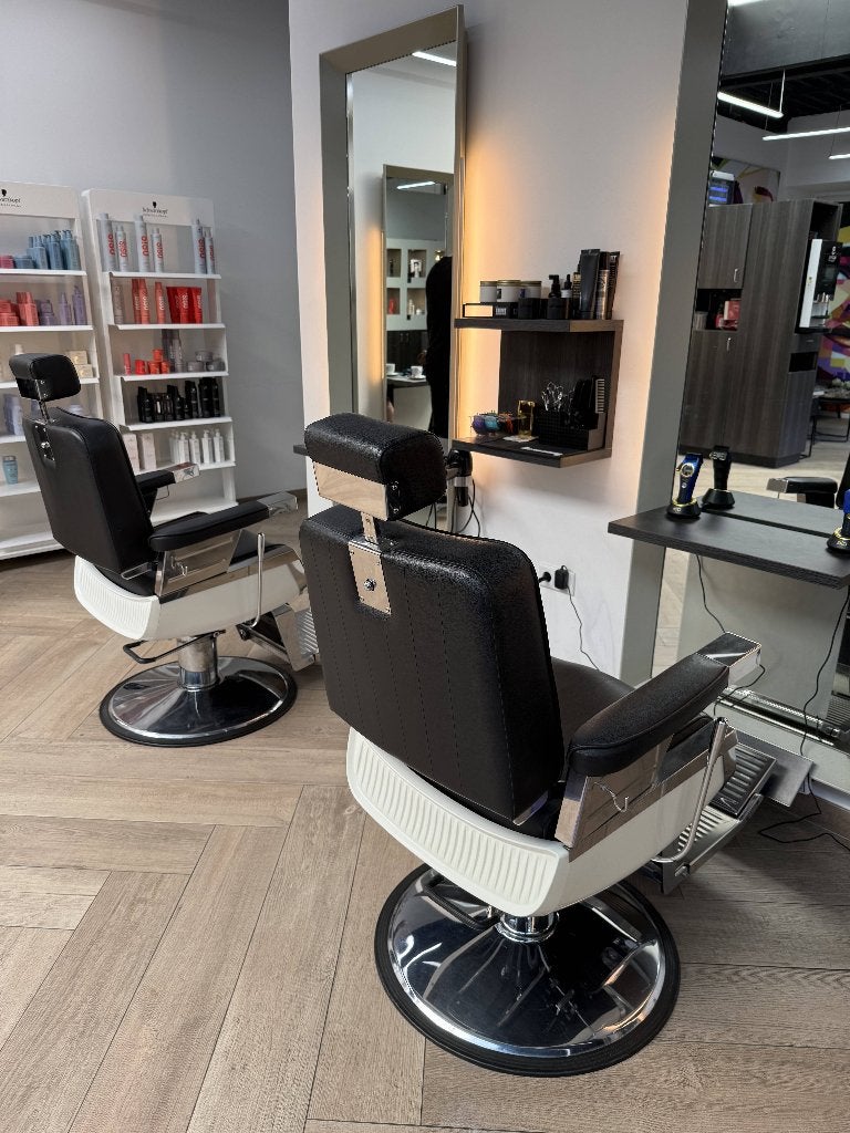 Luxe Professionele Barbiersstoel – Zo Goed Als Nieuw!, Huis en Inrichting, Stoelen, Ophalen, Twee, Leer, Zwart