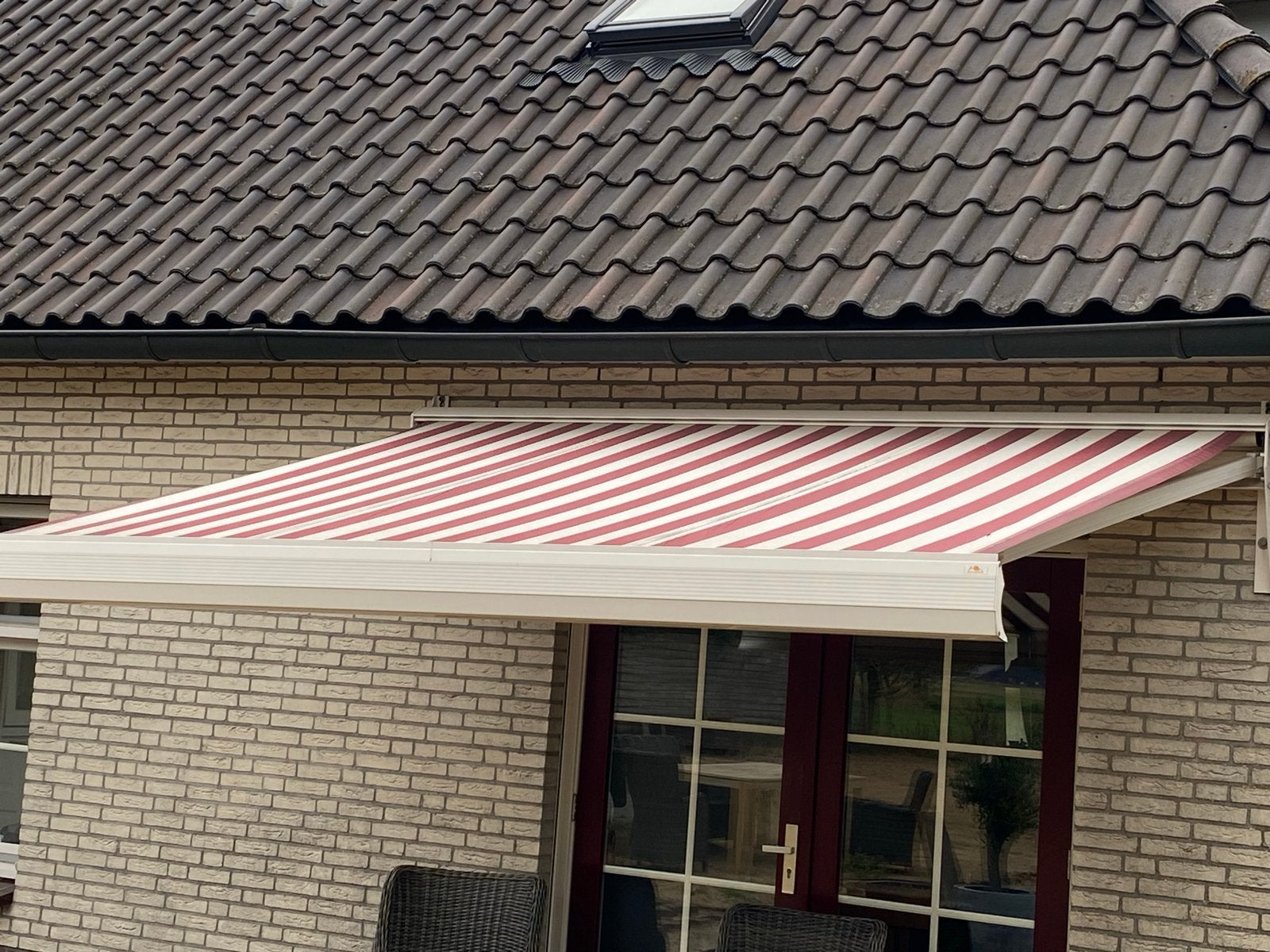 Elektrisch knikarmscherm - Rood/Wit gestreept zonnescherm, Ophalen, Gebruikt, Elektrisch, 150 tot 300 cm