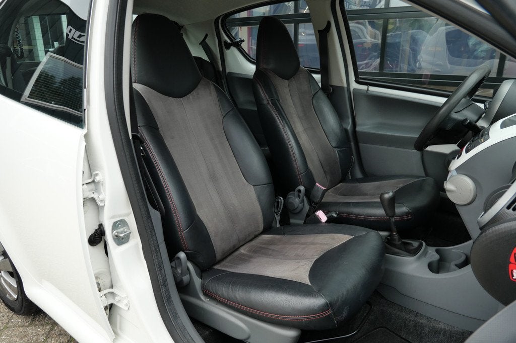 Toyota Aygo 1.0-12V Xcite White | NL-Auto | Airco | Elek.ram, Auto's, Stof, Gebruikt, Zwart, 4 stoelen