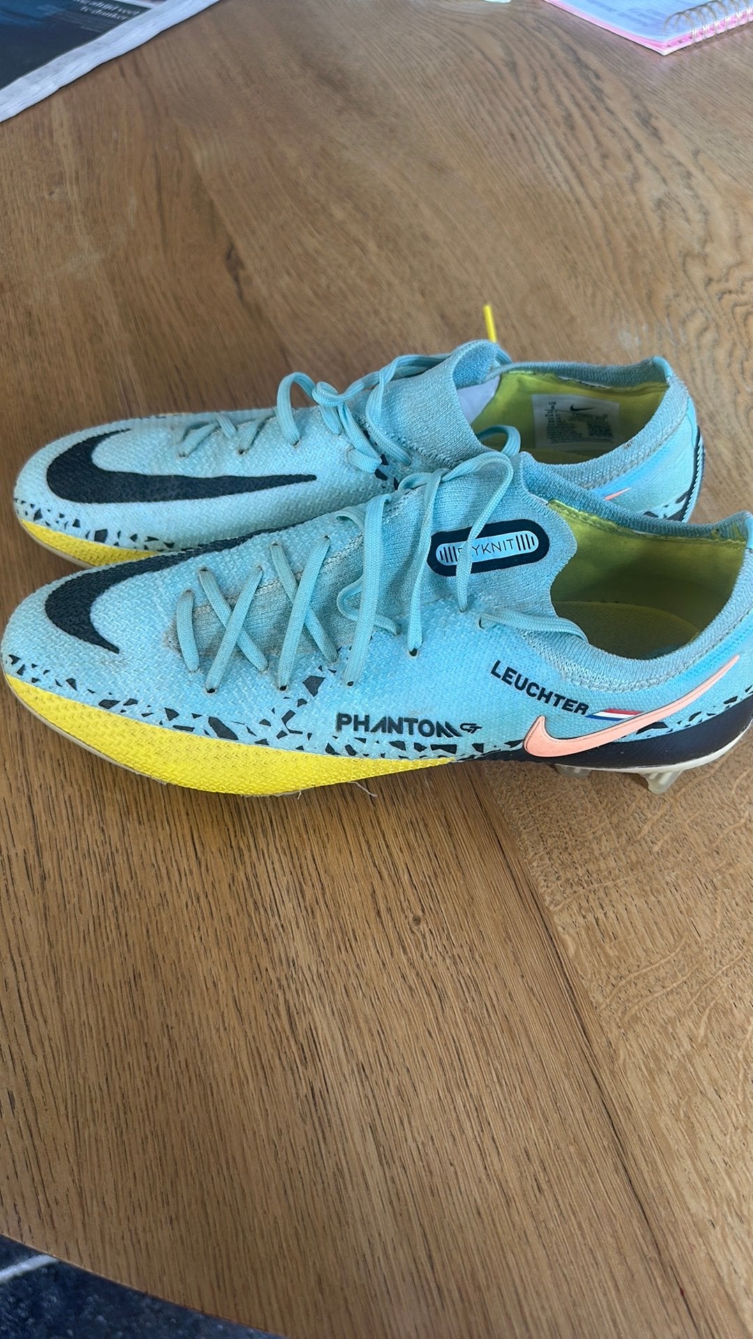 Gedragen voetbal schoenen van voetbalster Romee Leuchter!, Ophalen of Verzenden, Gebruikt, Overige typen, Overige merken