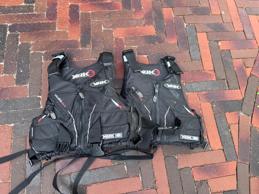 2x Kano zwemvest 30-40 kg, Watersport en Boten, Ophalen of Verzenden, Zo goed als nieuw, Kind, Reddingsvest of Zwemvest