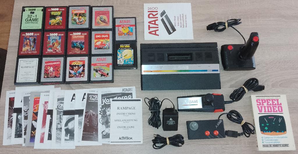 atari 2600 met 14 spellen en toebehoren,zie foto`s., Ophalen of Verzenden, Gebruikt, Met games, Met 3 controllers of meer