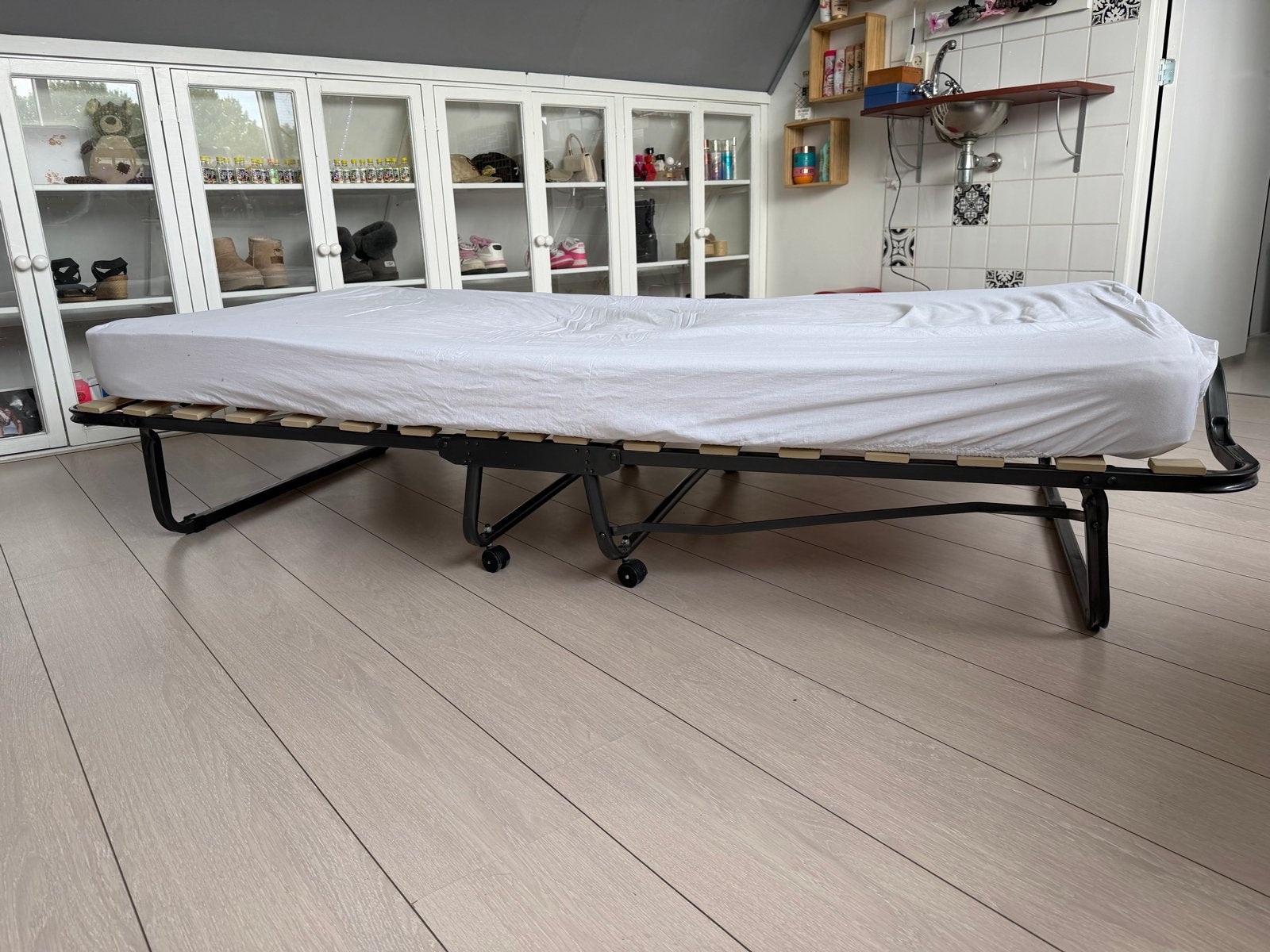 Opvouwbaar logeerbed met matras, Huis en Inrichting, Slaapkamer | Bedden, Ophalen, Gebruikt, Eenpersoons, Zwart