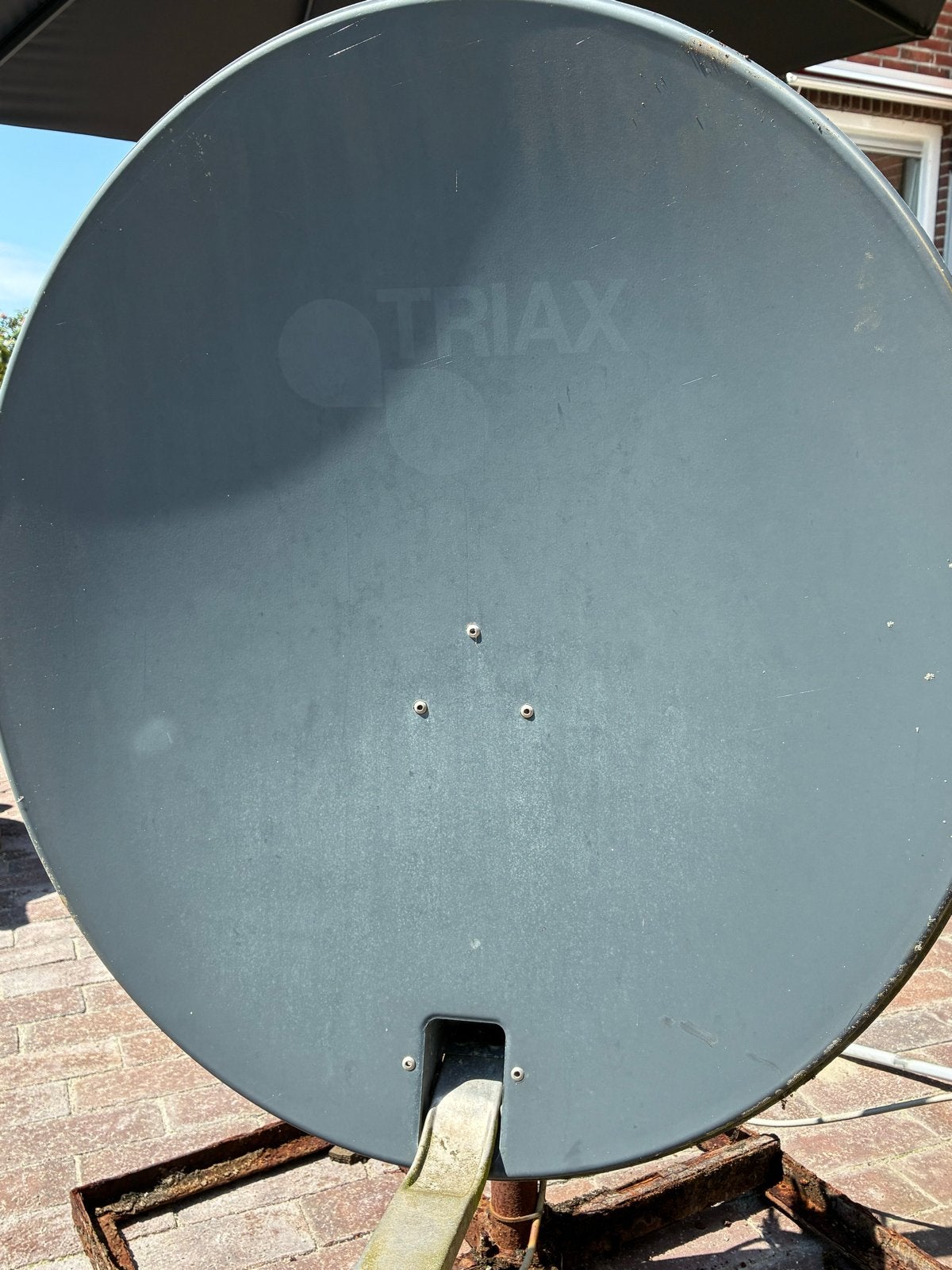 Triax schotelantenne met LNB en standaard, Ophalen of Verzenden, Gebruikt, (Schotel)antenne, Overige merken