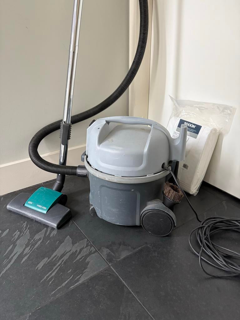 Nilfisk VP300 stofzuiger - Compact en krachtig, Witgoed en Apparatuur, Stofzuigers, Zo goed als nieuw, Sledestofzuiger, Ophalen