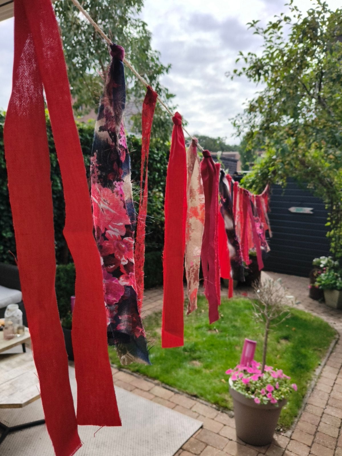 8 meter Ibiza slinger in roodtinten - Feestversiering, Ophalen of Verzenden, Nieuw, Versiering, Verjaardag