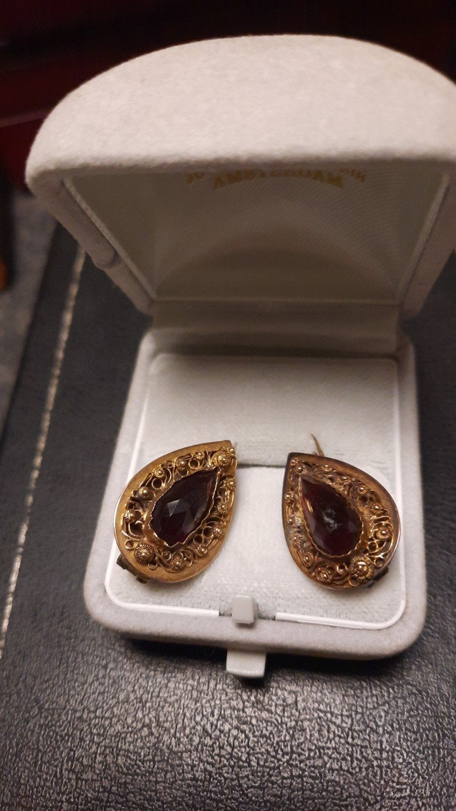 Twee 14k gouden broches met rode steen en filigrain, Ophalen of Verzenden, Goud, Broche, Met edelsteen