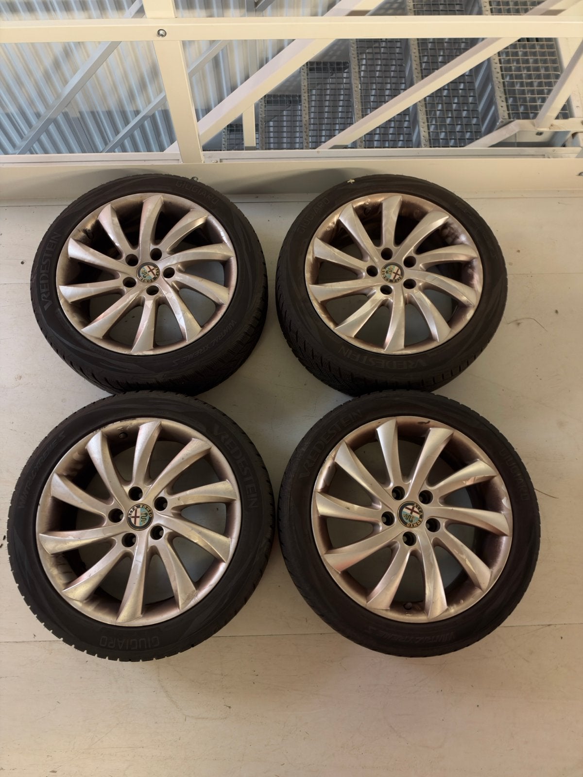 Alfa Romeo 17 inch velgen met Vredestein winterbanden, Ophalen, Gebruikt, Banden en Velgen, 17 inch