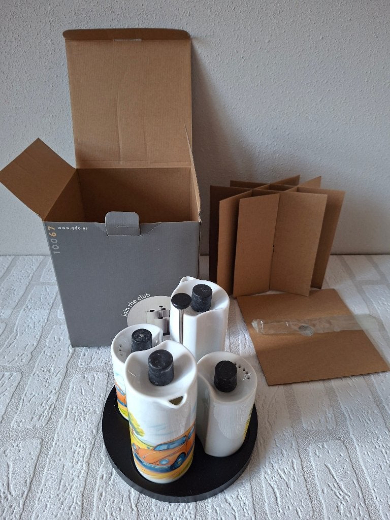 Volkswagen Kever Menage Set Olie Azijn Zout Peper Porselein, Overige typen, Nieuw, Ophalen of Verzenden, Meerkleurig