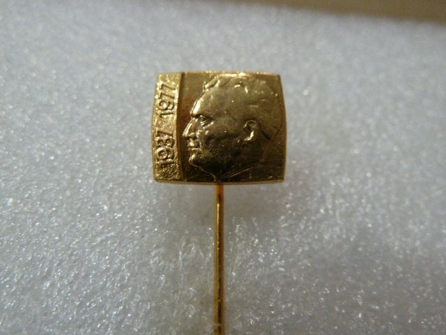 Gouden Pin 1937-1977 met Portret, Ophalen of Verzenden, Gebruikt, Overige onderwerpen, Speldje of Pin