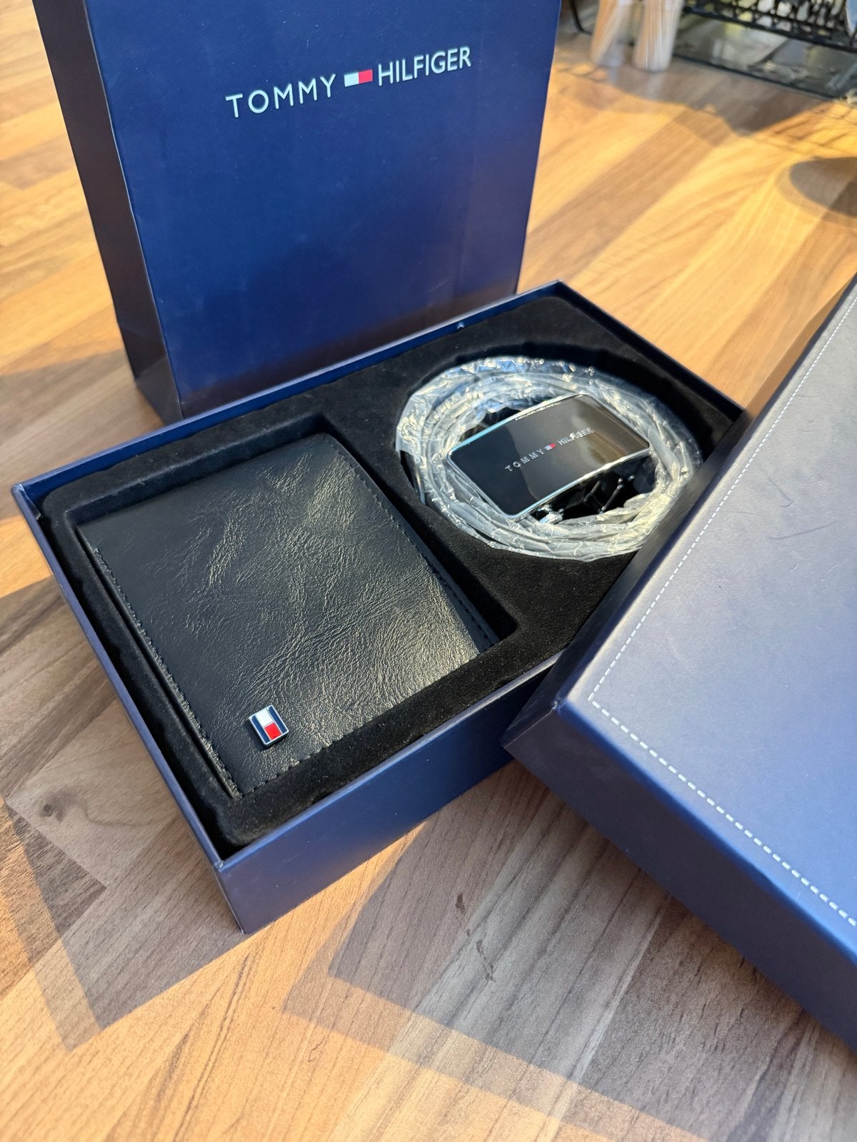 Tommy Hilfiger Portemonnee en Riem Set - Nieuw in Doos, Nieuw, Ophalen of Verzenden, 115 cm of meer, Riem of Ceintuur