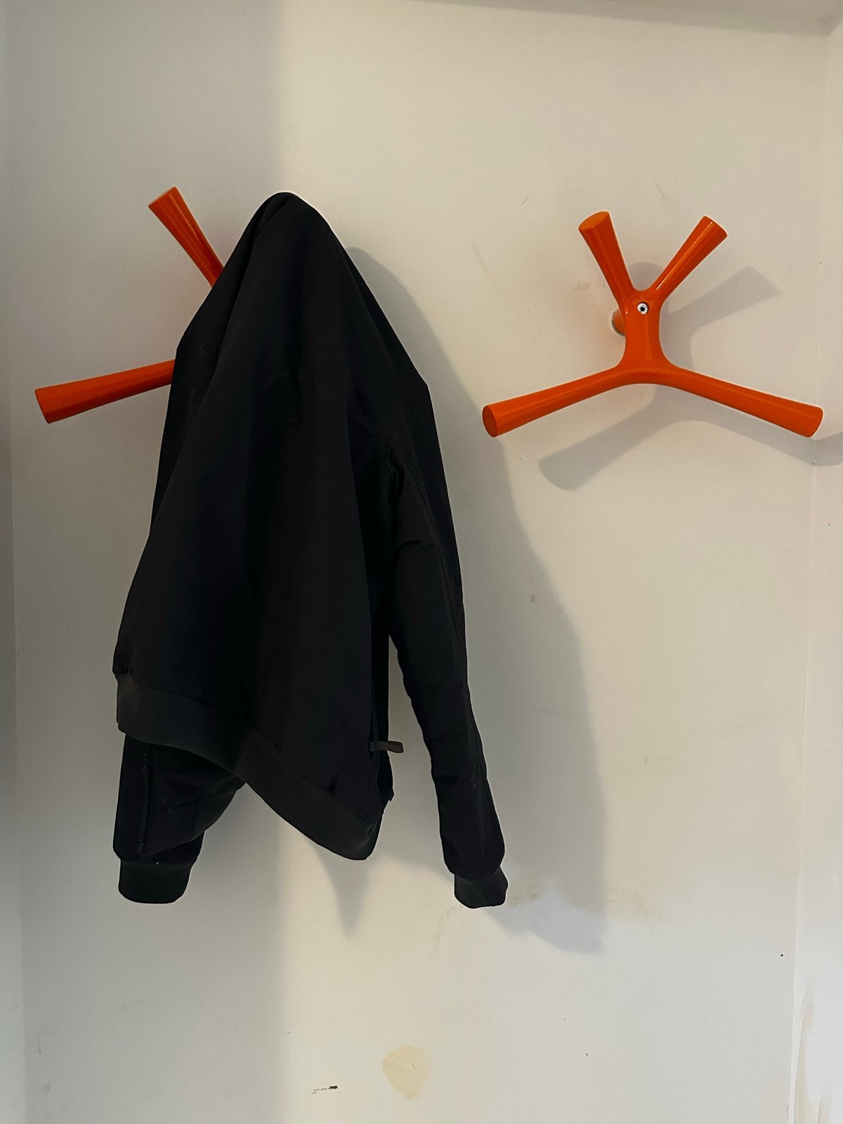 2 Design kapstokken Oranje Metaal Zo Goed Als Nieuw, Wandhaken, Ophalen of Verzenden, Zo goed als nieuw, Minder dan 100 cm