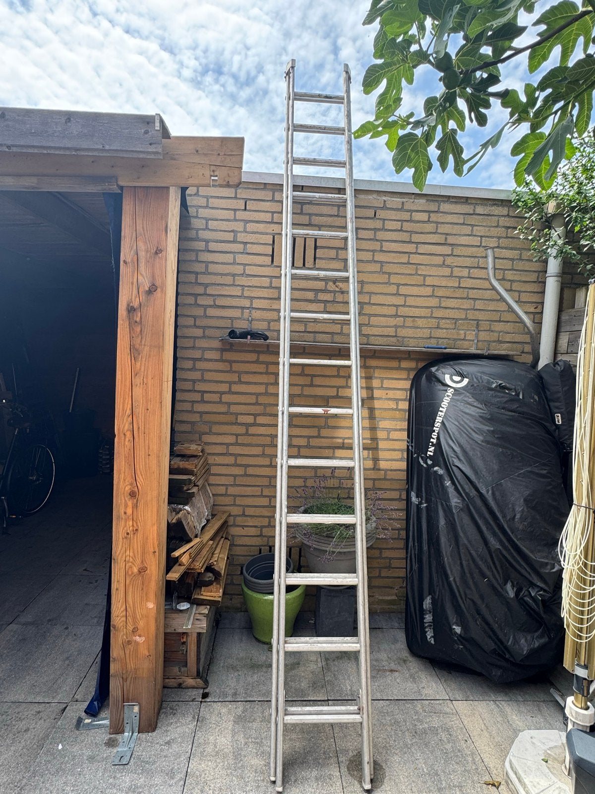 Lange aluminium ladder met 28 treden, Doe-het-zelf en Verbouw, Ladders en Trappen, Ophalen, Gebruikt, Ladder, 4 meter of meer