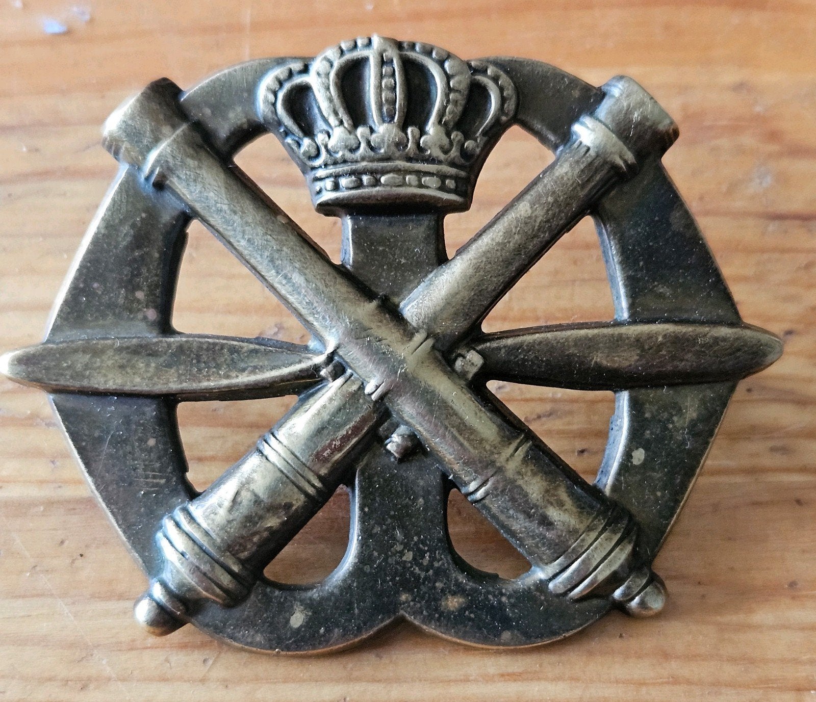 Baretembleem Luchtdoelartillerie oude kroon, Ophalen of Verzenden, Landmacht, Nederland, Embleem of Badge