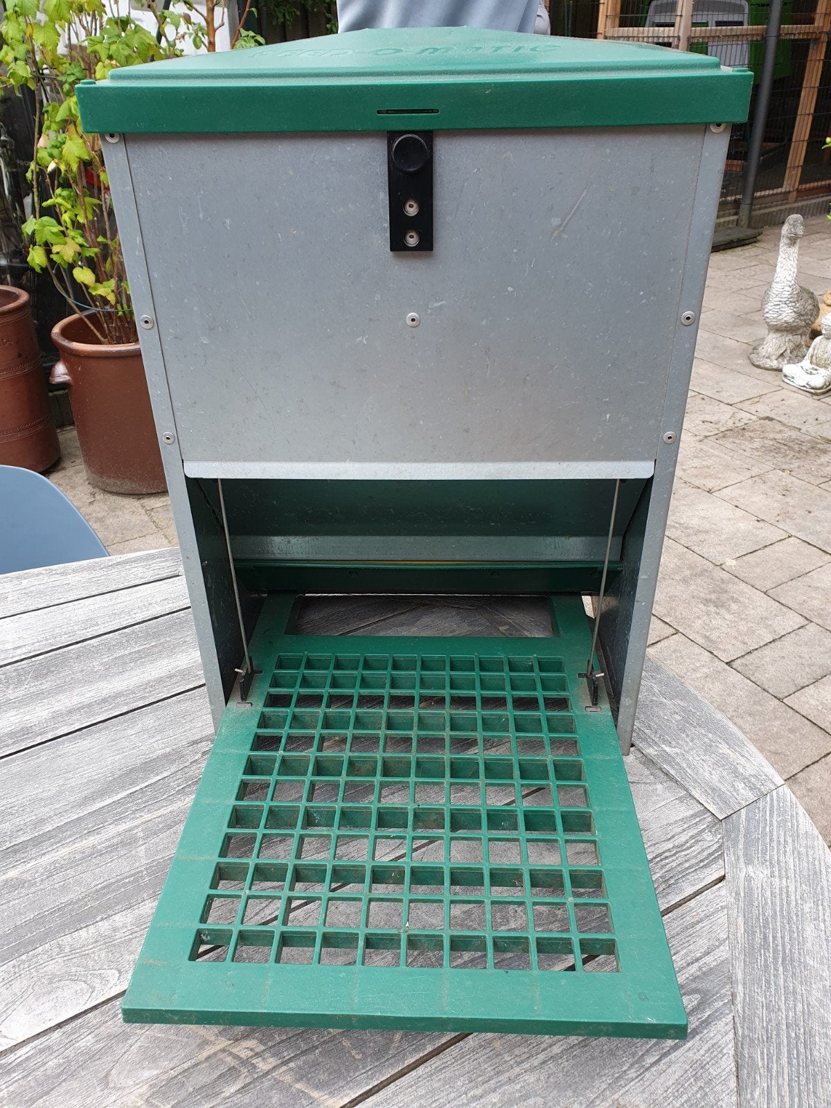 Feed-O-Matic trapbak voerbak kippen 8 kilo inhoud, Ophalen, Zo goed als nieuw